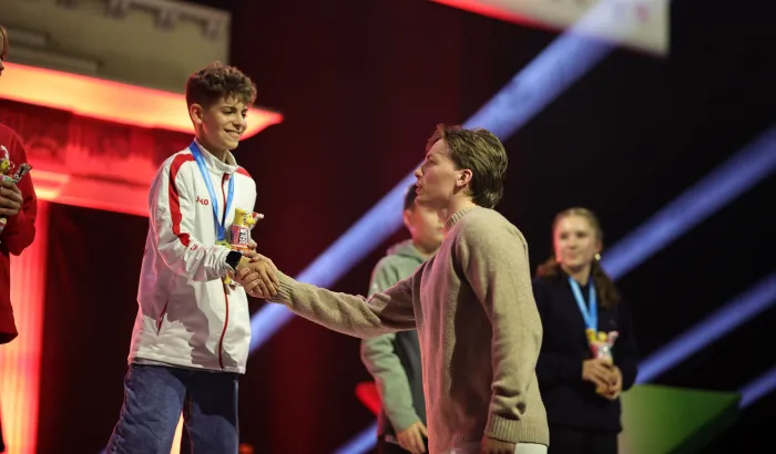 Nils Lichtlein gratuliert einem Schüler bei JTFO. - Foto: Deutsche Schulsportstiftung / sampics