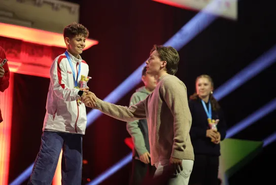 Nils Lichtlein gratuliert einem Schüler bei JTFO. - Foto: Deutsche Schulsportstiftung / sampics